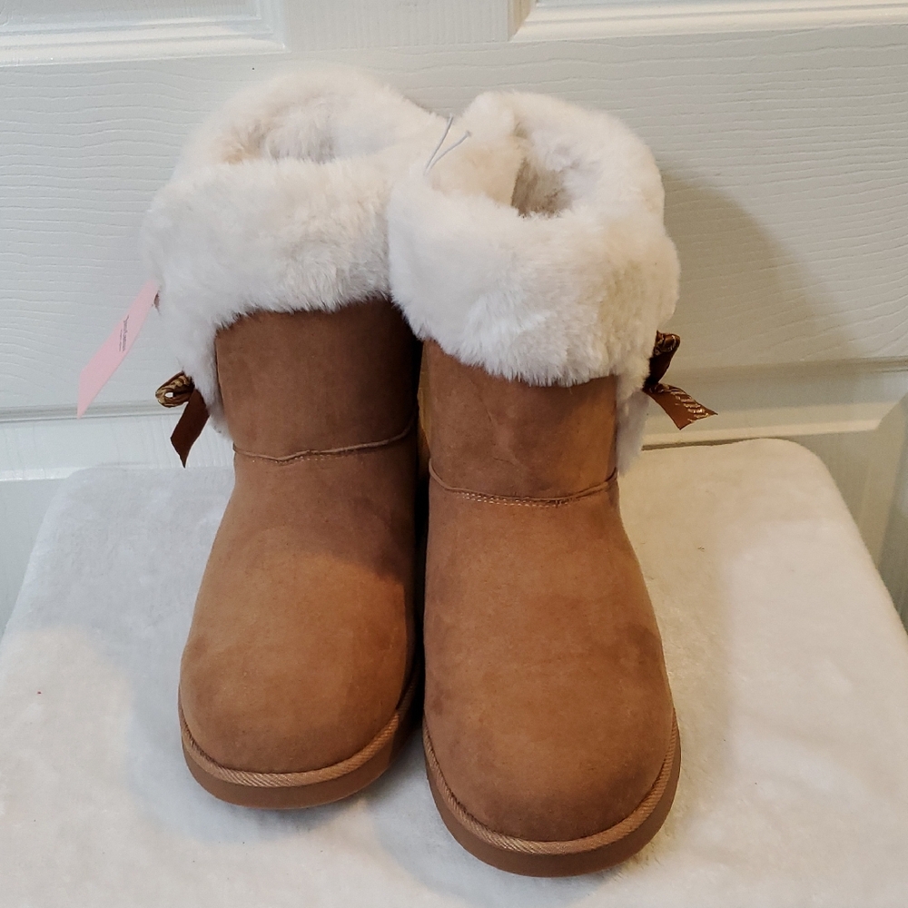 Juicy Couture Tan Boots with Cream Fur